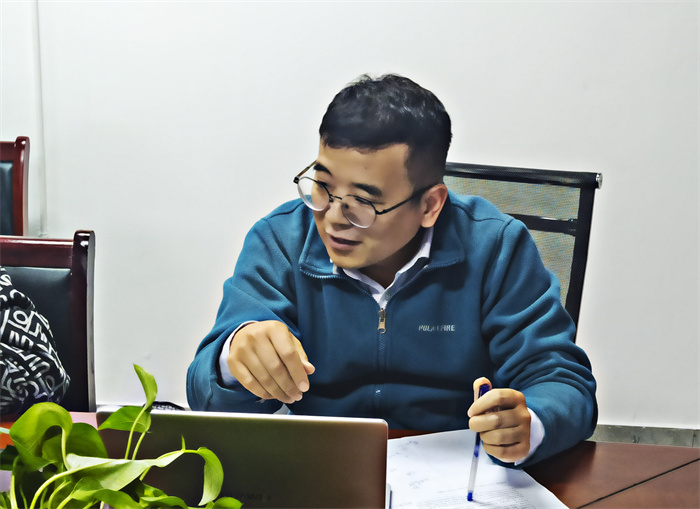 黄文.jpg